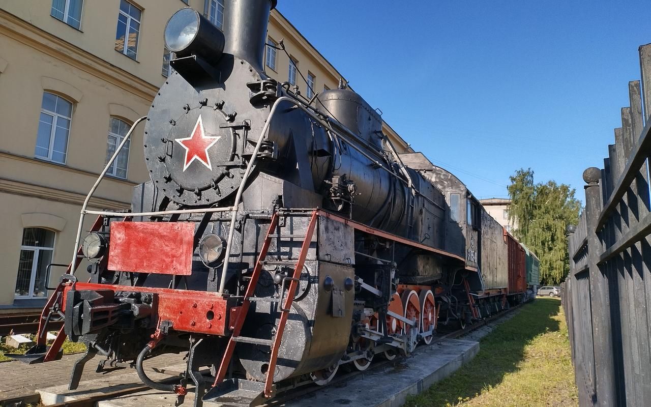 Прогуливаясь вокруг станции метро «Елизаровская» можно встретить удивительный сад ткачей, потаенную усадьбу, чугунных львов и настоящий паровоз прямо на улице – открываем для себя новые интересные места вокруг станции метро «Елизаровская».