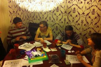 Готовиться к летнему сезону можно по-разному. Можно интенсивно прокачать мыщцы, что хорошо. Ещё актуальнее будет – прокачать мозги. А именно – узнать, как запросто общаться с иностранцами и продуктивно освоить новый навык. 