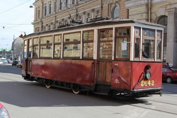 24 u0438u044eu043du044f u043fu043e u0443u043bu0438u0446u0430u043c u041fu0435u0442u0435u0440u0431u0443u0440u0433u0430 u043fu0440u043eu0435u0434u0435u0442 u0440u0435u0442u0440u043e- u0442u0440u0430u043cu0432u0430u0439