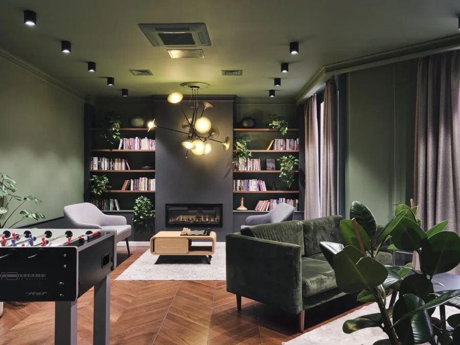 Санкт-Петербург — город, где фриланс и удаленная работа стали нормой жизни. В 2026 году рынок коворкингов северной столицы предлагает пространства на любой вкус: от исторических особняков с антикварной мебелью до футуристичных смарт-офисов с системой «умный дом». Мы составили актуальный рейтинг 10 лучших локаций, где можно продуктивно поработать, провести важную встречу или просто сменить домашнюю обстановку.