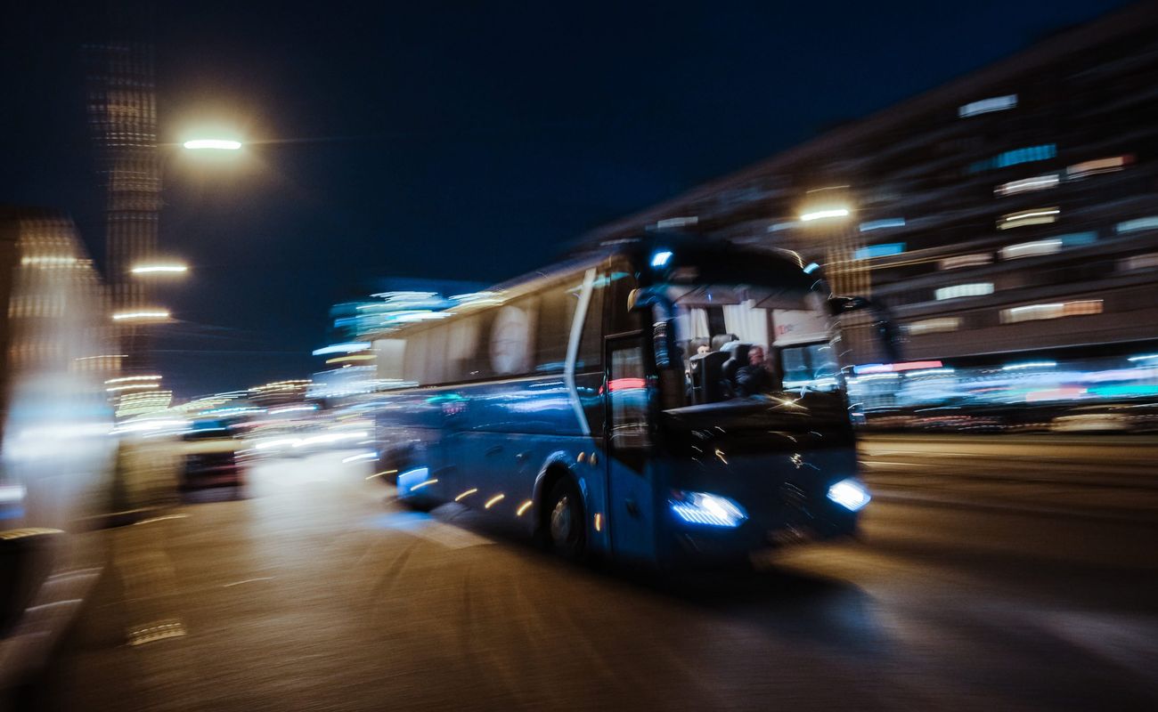 Большие бесплатные автобусы ходят до ТРК «Питер Радуга».&nbsp; Первый едет&nbsp;от станции метро&nbsp;«Парк Победы», другой&nbsp;от кинотеатра «Слава» (проспект Славы, 36).&nbsp; Следует отметить, что транспорт следуют без промежуточных остановок, но ходит с небольшим интервалом в 10-15 минут.