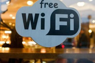 По Петербургу раскинута сеть бесплатного Wi-Fi. Подключение называется SpbFreeWiFi. Подключиться к этому бесплатному интернету можно, находясь по следующим адресам: