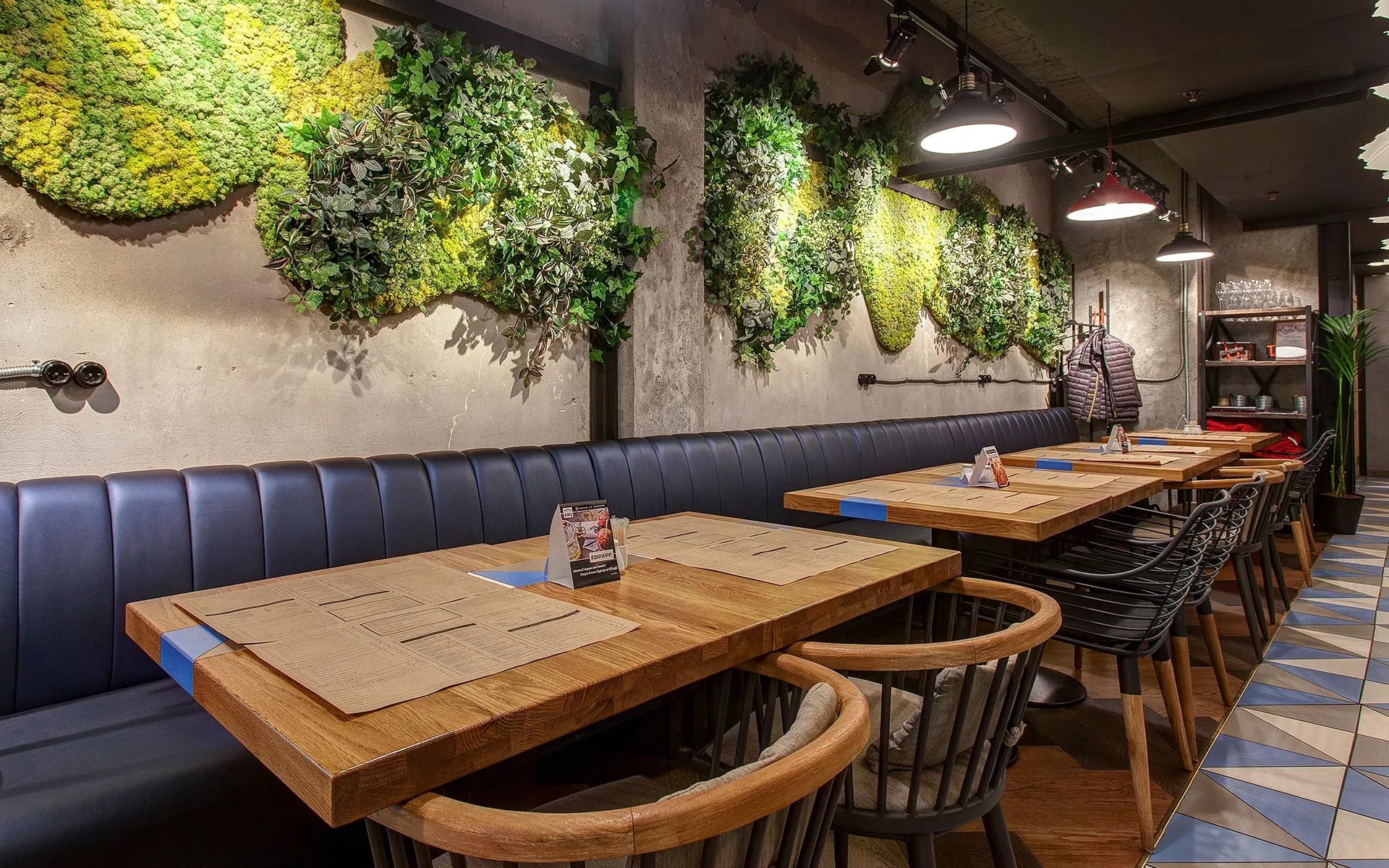 Бургер с картофелем фри в кафе Ketch Up в Петербурге