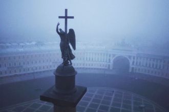 Санкт- Петербург один из немногих европейских городов, где погода может радикально меняться несколько раз в день. Наибольшее неудобство, конечно, вызывают плотные туманы.  Видимость на дорогах может снижаться до одного метра.