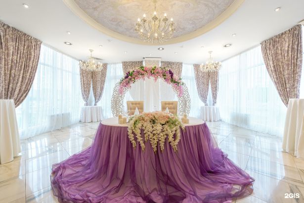 Ресторан, где можно сразиться с барменом в шахматы, за оставленный отзыв выпить чашечку кофе, а за каждый гол Зенита или сборной России — получить шот в подарок. А еще здесь относятся ко всем душевно и по дружески.