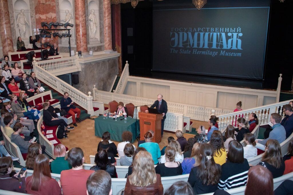 Научиться классно кататься на роликах, изучить основы журналистики и фотографии, стать настоящим мастером Кунг-фу, обучиться игре на барабанах и различным видам жонглирования, начать танцевать страстное танго, попробовать себя в актерском амплуа, получить прекрасную растяжку в Петербурге может любой желающий не потратив ни копейки.