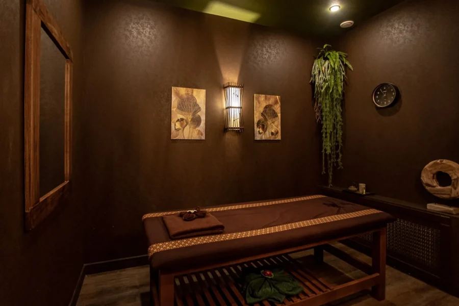 Интерьер салона My Thai SPA с традиционным тайским декором, приглушенным освещением, ароматическими свечами и удобными массажными матами