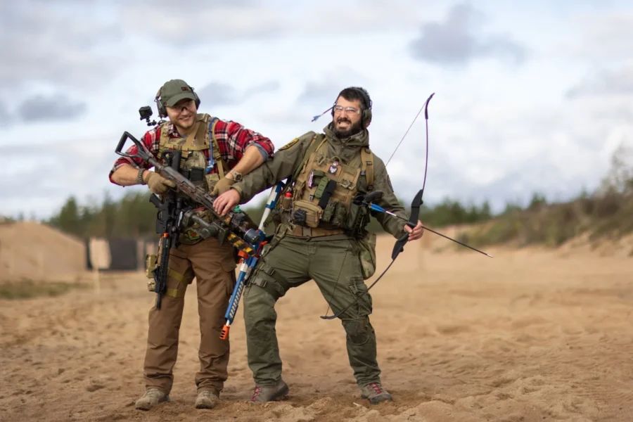 Открытое стрельбище клуба «Невский» с мишенями разной сложности и инструкторами, помогающими стрелкам