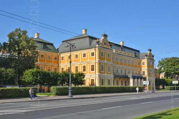 Свободно попасть в великолепный особняк на Васильевском острове — дворец первого губернатора Санкт-Петербурга Александра Меншикова, смогут все желающие уже в эту субботу. Посетители увидят обширную экспозицию, рассказывающую о культуре петровского времени, и другие ценные вещи XVIII века из коллекции Эрмитажа.