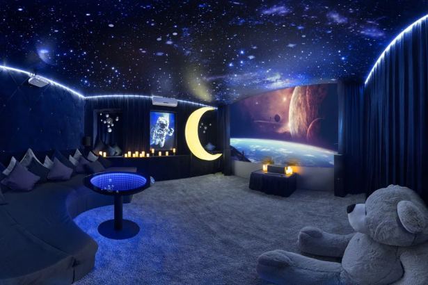 Pandora Cinema, BigCityLife, STATUS LOFT, Memories Loft, DoZari и ещё шесть залов — для корпоративов и праздников любого масштаба.