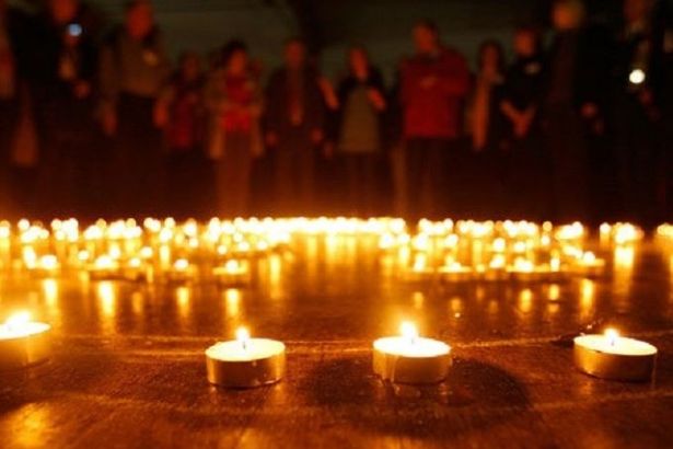 u0412 u043fu0430u043cu044fu0442u044c u043e u0431u043bu043eu043au0430u0434u0435 u043fu0435u0442u0435u0440u0431u0443u0440u0436u0446u044b u0437u0430u0436u0433u0443u0442 u0441u043eu0442u043du0438 u0441u0432u0435u0447u0435u0439 u0443 u0410u043du0438u0447u043au043eu0432u0430 u0434u0432u043eu0440u0446u0430