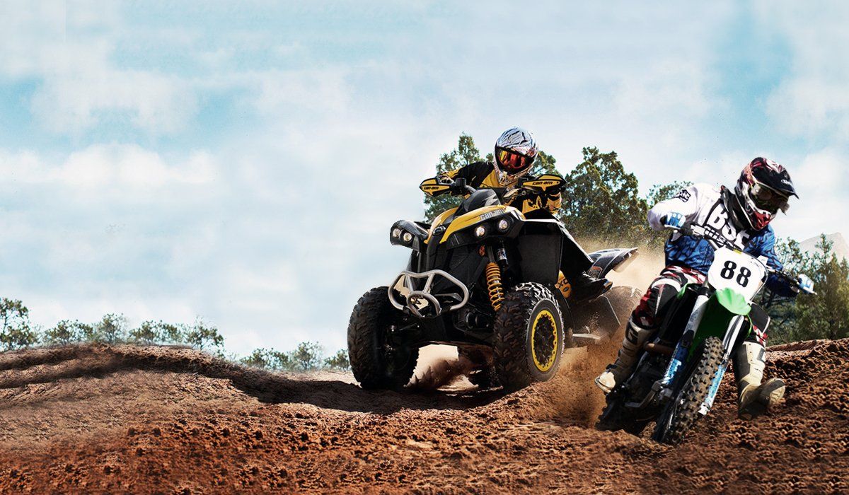 Сумасшедший драйв и скорость петербуржцы могут испытать, пересев на квадроцикл. Мощный рев двигателя, брызги грязи из-под колес, преодоление крутых подъемов и спусков — квадроциклы дарят ощущения, недоступные в повседневной городской жизни. PITER.NOW собрал актуальные места, где в 2025 году можно арендовать надежные квадроциклы и прокатиться по захватывающим лесным трассам.