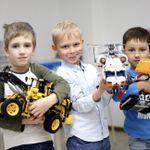 В мире, где технологии развиваются стремительными темпами, умение создавать и программировать роботов становится ценным навыком будущего. В Петербурге открыто множество школ, где дети могут погрузиться в увлекательный мир робототехники, развивая инженерное мышление, креативность и навыки командной работы. PITER.NOW представляет обновленный рейтинг лучших школ робототехники для детей в Санкт-Петербурге в 2025 году.