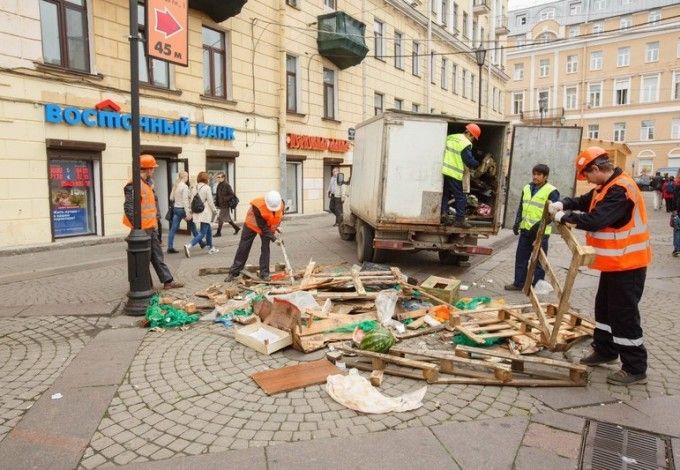 Сегодня Сенную площадь наконец-таки начали освобождать от многочисленных торговых павильонов. За сегодняшний день вышло уничтожить не все 60 конструкций, но уже сейчас площадь начала выглядеть намного лучше.