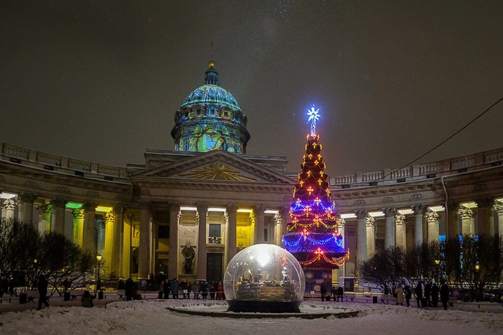 Каток среди леса, рождественские концерты в особняке, сверкающие ярмарки с запахом корицы и глинтвейна, атмосферные кафешки и умопомрачительные декорации улиц — вот они, атрибуты новогоднего Петербурга. Вы без напряга организуете себе насыщенную программу на праздники. Читайте статью Питер Online и сохраняйте 30 классных идей, куда пойти и на что посмотреть в зимние каникулы.