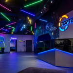 В городе на Неве есть целая игровая арена, где можно поиграть в игры не уступающие компьютерным, такие как лазерный пейнбол, аэрохоккей и настольный футбол. Желающие могут сыграть в десятки игр в очках виртуальной реальности, а для любителей традиционных компьютерных игр есть приставки. 