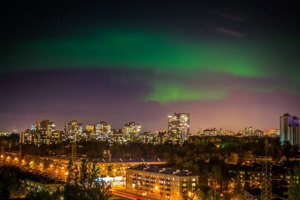 22 и 23 ноября вечером и ночью петербуржцы смогут наблюдать настоящее северное сияние. Это обусловлено геомагнитной бурей, которая приведёт к разноцветными всполохам в небе над Петербургом.