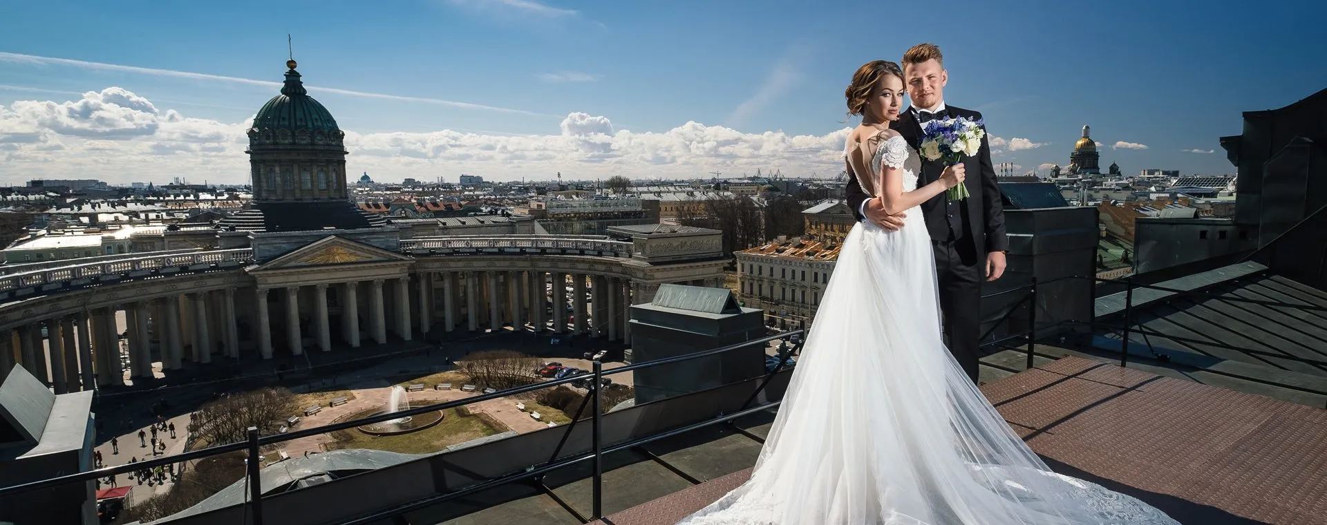 Представительства Pronovias и Vera Wang, авторские ателье с силуэтами А-линии и «русалки» — и примерка как отдельное событие для невесты.