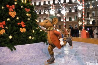 Масштабные народные гулянья с хороводами, с катаниями на большой горке, фестивалем пельменей, с катанием на собачьих упряжках и встречами с милыми хаски, выступлениями артистов, наличием огромного количества памятных сувениров и катком на берегу Финского залива развернется с 2 по 7 января.