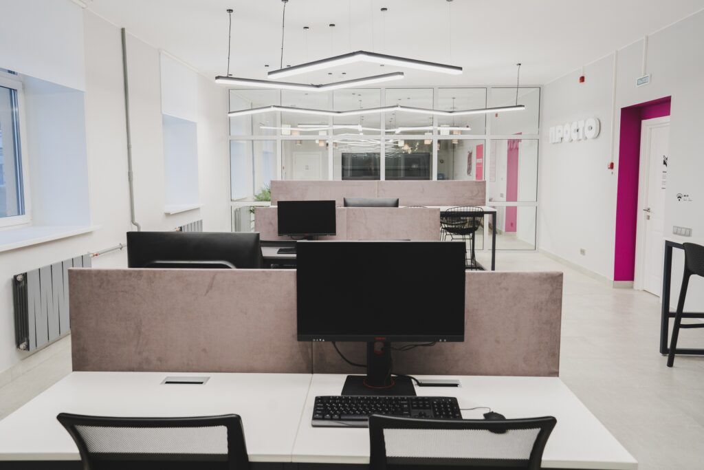 Вместо офиса и дома — комфортные и стильные рабочие пространства, где только вы, тишина и ноутбук. Ну и еще пара-тройка горящих дедлайнов, куда же без них. Питер Online составил подборку мест, где можно спокойно поработать, устроить совещания, провести занятия и подготовиться к экзаменам.