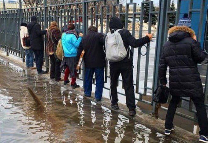 Уже в середине этой недели ожидается потепление до нуля градусов и выше, что приведёт к таянию снега. Вместе с потеплением в Петербург придут мокрый снег и кратковременные дожди.