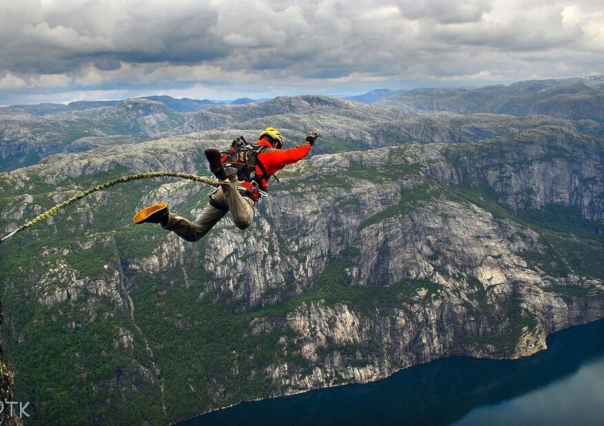 Прыжок с командой RAPT Team с высоты — вид прыгающего человека сверху