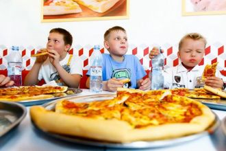 Интересный и познавательный День рождения предлагает провести Telepizza. Почувствовать себя шеф-поваром поможет мастер-класс по изготовлению пиццы из фирменного теста. Весёлая компания и чаепитие с кулинарными шедеврами собственного приготовления – хорошее настроение гарантируется!