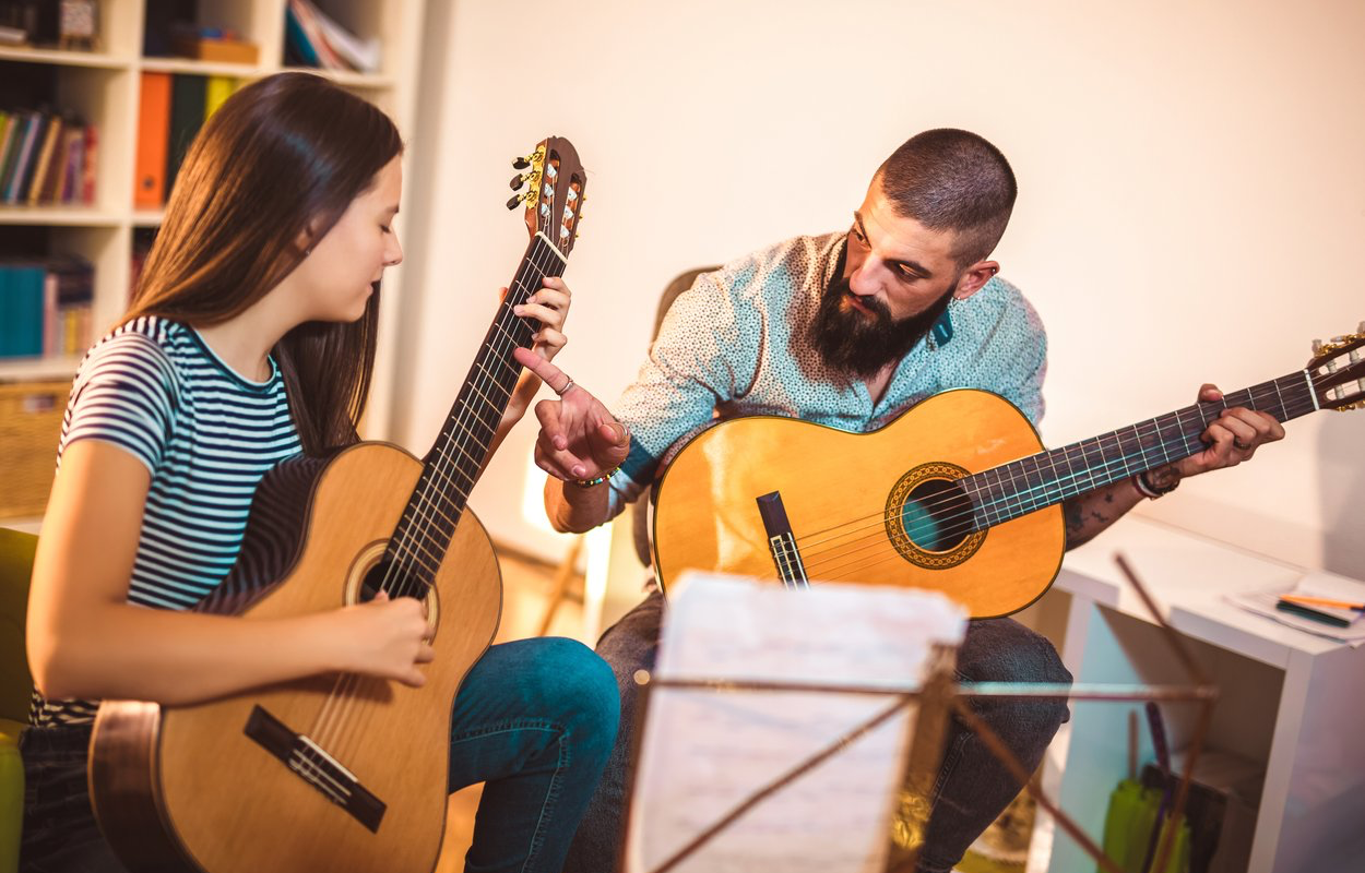 Мечтаете сыграть любимую песню у костра или покорить сцену петербургского клуба? В городе работают десятки частных школ, где взрослых учат гитаре с нуля — мы выбрали 15 лучших с прозрачными ценами и проверенной репутацией.