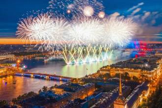 Опера под открытым небом, SUP-прогулки по Фонтанке, мировые премьеры в Мариинке и песчаные скульптуры в Петропавловке.