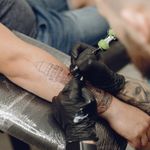 Ищете, где сделать татуировку в Санкт-Петербурге? Мы собрали 15 лучших тату-студий города, в которых опытные мастера создают настоящие произведения искусства на коже. От круглосуточных салонов с демократичными ценами до элитных студий с медицинской лицензией — здесь каждый найдет место, где воплотят в жизнь любые творческие идеи, от минималистичных линий до масштабных цветных работ.