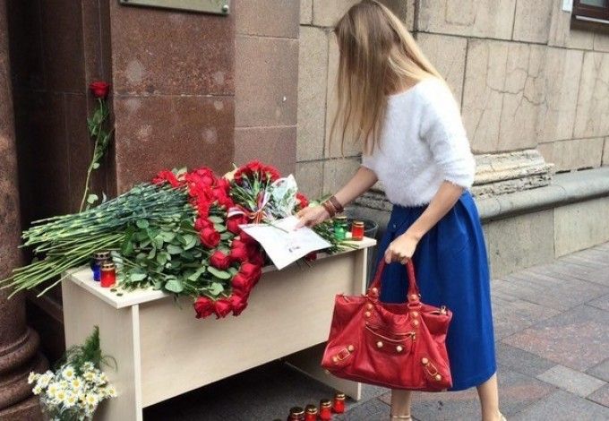 u041fu0435u0442u0435u0440u0431u0443u0440u0436u0446u044b u043du0435u0441u0443u0442 u0446u0432u0435u0442u044b u043a u0433u0435u043du043au043eu043du0441u0443u043bu044cu0441u0442u0432u0443 u0424u0440u0430u043du0446u0438u0438 u043fu043eu0441u043bu0435 u0442u0435u0440u0430u043au0442u0430 u0432 u041du0438u0446u0446u0435