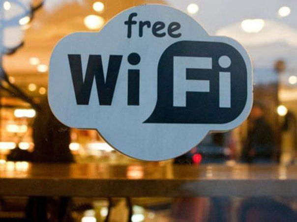 По Петербургу раскинута сеть бесплатного Wi-Fi. Подключение называется SpbFreeWiFi. Подключиться к этому бесплатному интернету можно, находясь по следующим адресам: