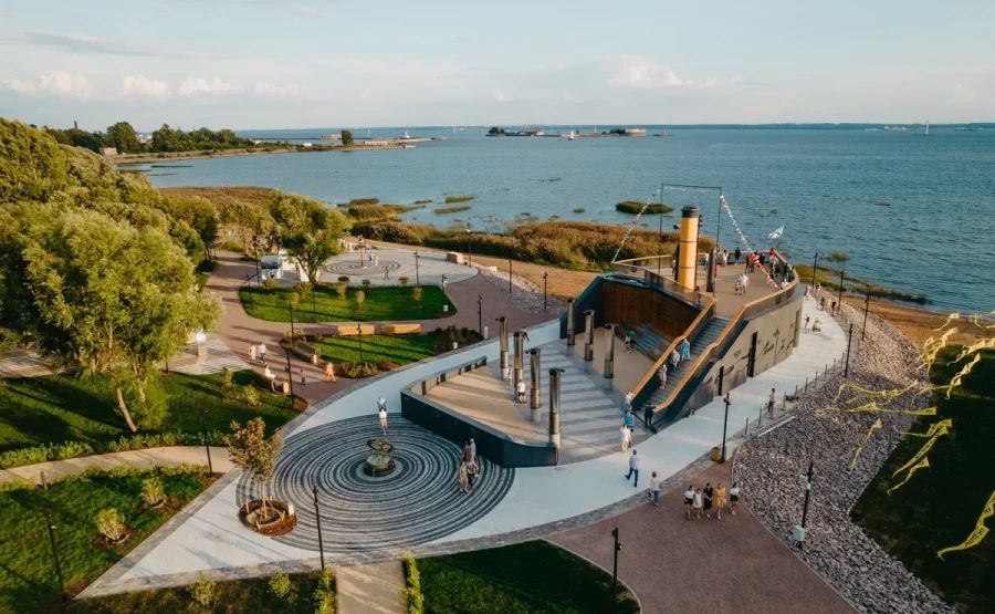 Панорамный вид на парк Остров Фортов с Аллеей героев и видом на Финский залив