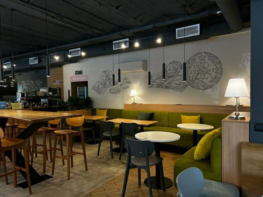 В утренней спешке не всегда есть время и желание готовить завтрак дома. К счастью, Петербург располагает большим количеством мест, где можно вкусно и недорого позавтракать. Подборка заведений с эконом-завтраками от Питер Online: