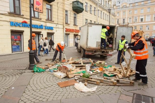 Сегодня Сенную площадь наконец-таки начали освобождать от многочисленных торговых павильонов. За сегодняшний день вышло уничтожить не все 60 конструкций, но уже сейчас площадь начала выглядеть намного лучше.