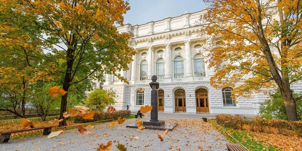 Гидробашня Политехнического университета, мемориалы и тихие аллеи — малоизвестные уголки севера города у «Политехнической».