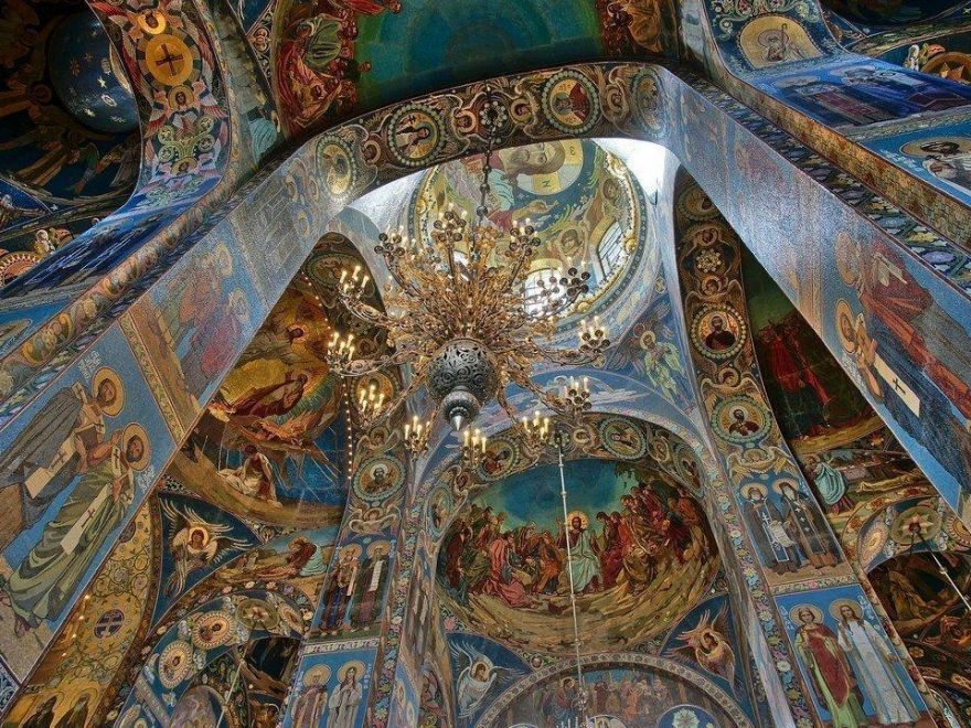 Спас-на-Крови в строительных лесах - состояние, в котором храм находился десятилетиями и которое породило городскую легенду