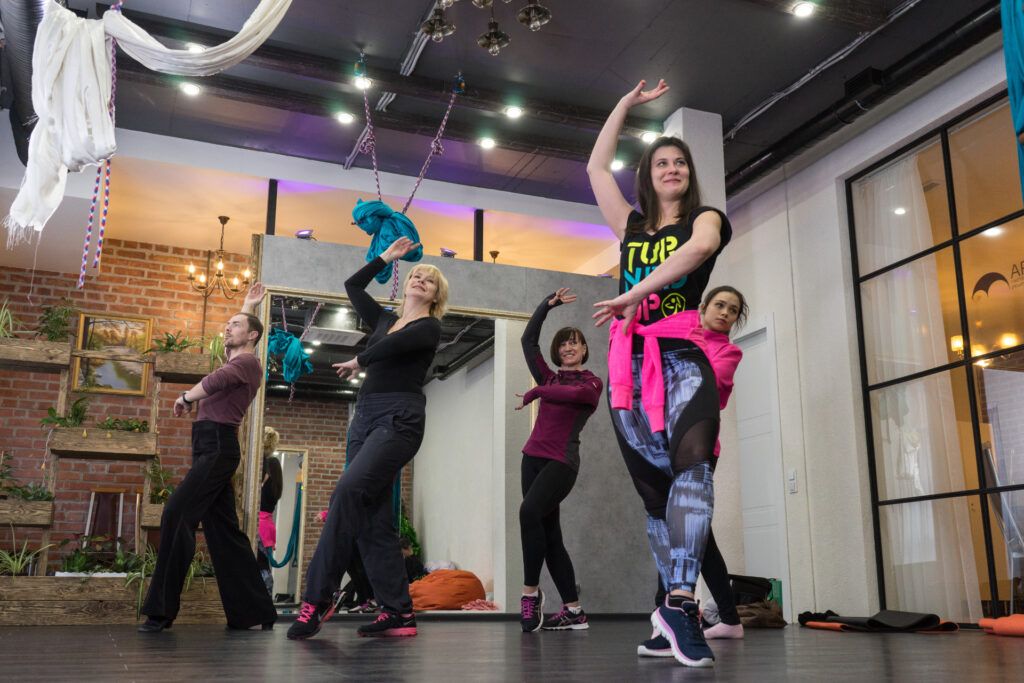 Научиться классно кататься на роликах, изучить основы журналистики и фотографии, стать настоящим мастером Кунг-фу, обучиться игре на барабанах и различным видам жонглирования, начать танцевать страстное танго, попробовать себя в актерском амплуа, получить прекрасную растяжку в Петербурге может любой желающий не потратив ни копейки.