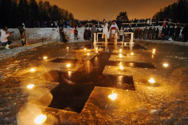 Недавно прошло Рождество и вот на носу уже новый праздник – Крещение. Отметить светлый день и окунуться в ледяную прорубь смогут все желающие в главной купели города. Гостей ждет развлекательная программа, а также горячий чай и традиционная русская каша, что согреют участников действа.
