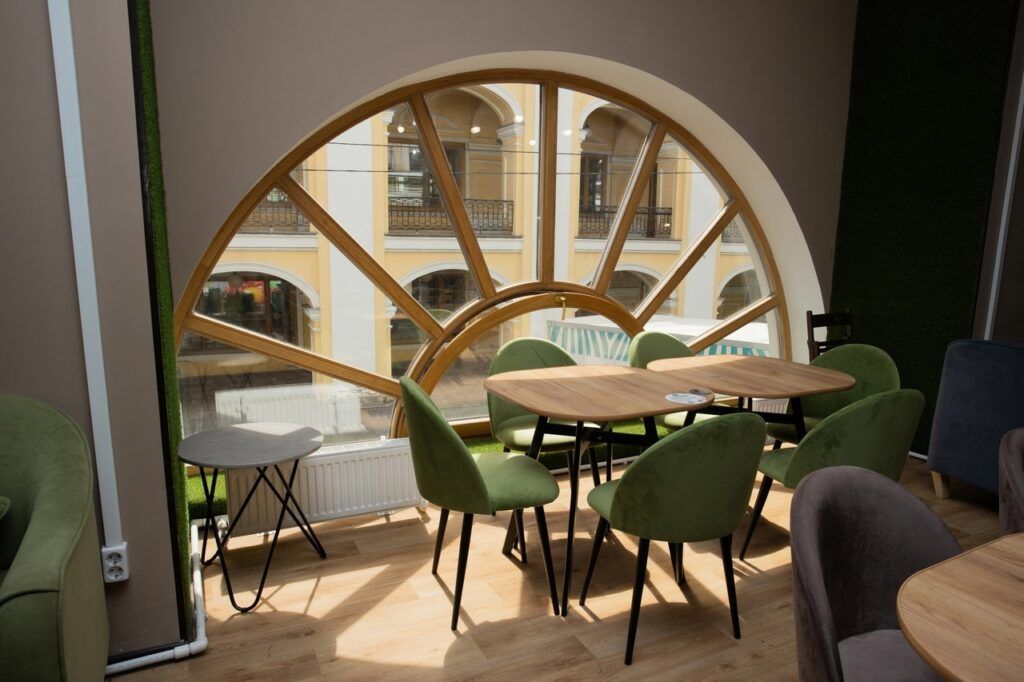 Исследуйте мир «Манчкина», «Уно», «Каркассона», «Диксита» и других захватывающих игр, посетив уютные кафе и игровые лофты в Петербурге. Выбирайте из списка лучших антикафе, где можно сыграть в «Мафию», сразиться в PlayStation, насладиться ароматным чаем по литрам и насладиться изысканными лакомствами. Полная информация о тарифах, адресах и режиме работы – в нашей подборке мест, где поиграть в настолки.