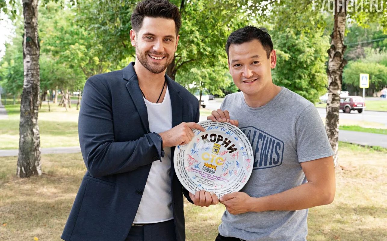 10 марта&nbsp;в&nbsp;19:00&nbsp;на&nbsp;СТС&nbsp;выходит новый комедийный сериал&nbsp;«Корни»&nbsp;производства компании «АМиК» — создателей легендарной игры КВН. Главного героя, циничного топ-менеджера Диму Королёва, который вернулся в родной Залещинск из Москвы, играет звезда СТС&nbsp;Марк Богатырёв. Компанию ему составят известные актёры и кавээнщики:&nbsp;Елена Валюшкина,&nbsp;Анна Уколова,Наталья Скоморохова,&nbsp;Сергей Чирков,&nbsp;Владимир Сычёв,&nbsp;Юлия Сулес,&nbsp;Александра Кузёнкина, Ксения Корнева,&nbsp;Ренат Мухамбаев,&nbsp;Антон Лапенко&nbsp;и другие.