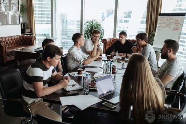 10 деловых клубов Петербурга: BIZPEOPLE FAMILY, «Атланты», EO Russia, «Клуб Первых». Взносы от 150 000 до 690 000 ₽, условия входа и контакты.