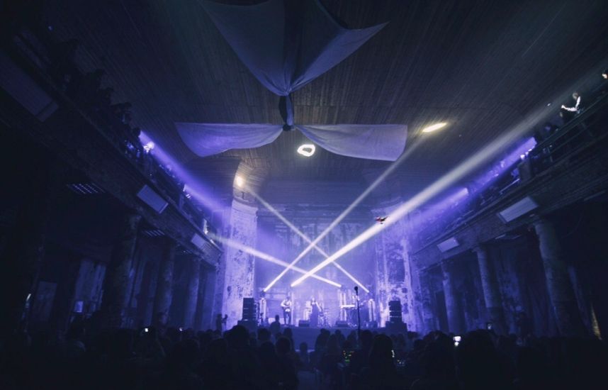 13 и 14 июня под сводами загадочного здания церкви Анненкирхе впервые покажут уникальный шоу-спектакль, раскрывающий тайны жизни и творчества гениального ученого, превратив старинный зал в удивительную Вселенную Николы Теслы.&nbsp;