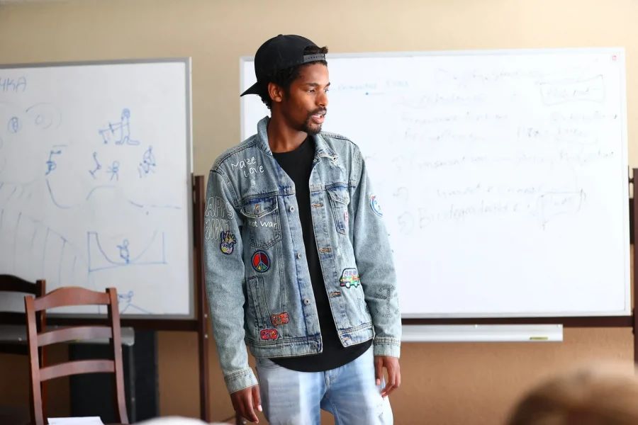 Дети занимаются английским с носителями языка в современном отеле Лингвамания