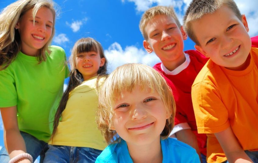 Сегодня, в первый день лета, в Санкт-Петербурге и по всей России отмечается Международный день защиты детей. Он был учреждён в 1949 году и празднуется более чем в 50 странах мира. В этот ответственный день идёт работа над созданием лучших условий для жизни и развития малышей. В 2020-м году в городе не будет традиционных массовых фестивалей и уличных празднований, но некоторые мероприятия всё же состоятся в онлайн-формате.