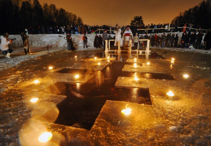 Недавно прошло Рождество и вот на носу уже новый праздник – Крещение. Отметить светлый день и окунуться в ледяную прорубь смогут все желающие в главной купели города. Гостей ждет развлекательная программа, а также горячий чай и традиционная русская каша, что согреют участников действа.