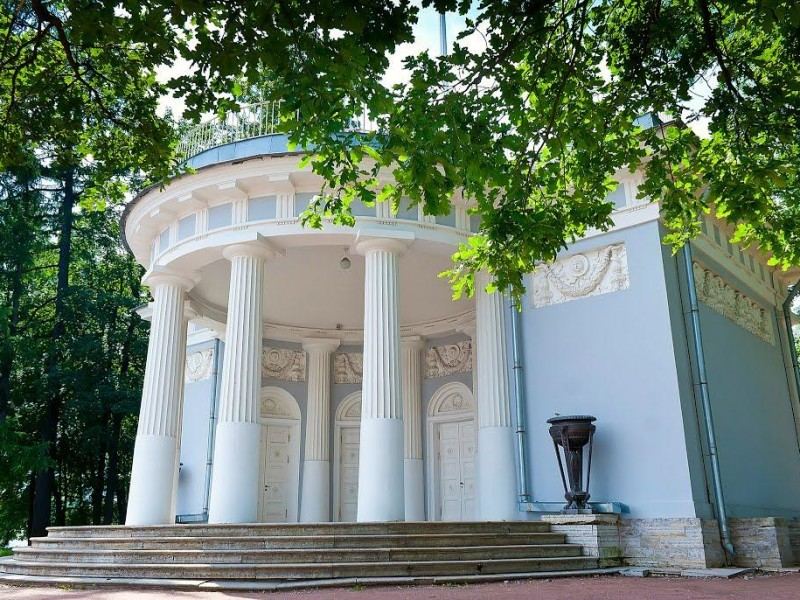 Павильон у Гранитной пристани – Павильон под флагом
