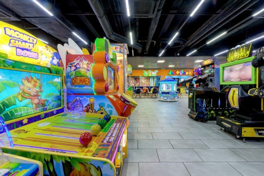 Многоуровневый лабиринт в развлекательном центре JungleLand в Санкт-Петербурге