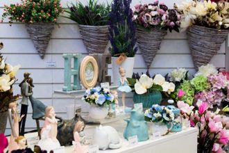 В ТРК «Питер Радуга» специально для дам запустили скидочные дни в период с 8 по 10 марта. Также в эти дни с 12:00 до 19:00 всех представительниц прекрасного пола будет ждать «Аллея красоты», где профессиональные визажисты совершенно бесплатно помогут создать уникальный образ. По всему комплексу гостей ждут экстравагантные декорации и фотозоны, а вЦентральном Атриуме пройдет весенняя ярмарка.