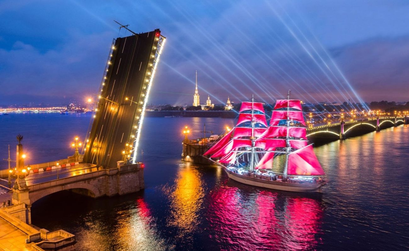 Троицкий мост изменит расписание развода в связи проведением матчей Чемпионата мира по футболу и праздника выпускников «Алые Паруса» в период с 20 июня по 11 июля. Также изменения коснутся времени работы других мостов.